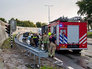 Auto in brand op afrit A20
