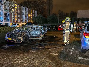 Auto volledig uitgebrand in de Vossiusstraat
