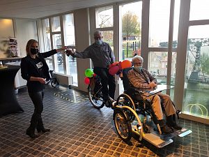 Gemeente schenkt rolstoelfiets aan De Tweemaster