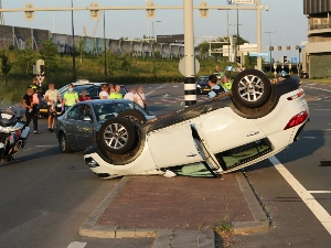 Auto belandt op dak na aanrijding