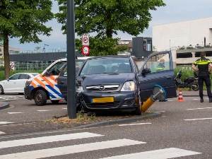 Automobilist botst tegen verkeerspaaltje en lantaarnpaal
