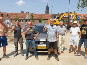 Flatbewoners vieren vernieuwde parkeerterrein
