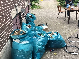 Zakken vol zooi van de Groenoordse straat