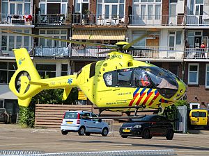 Traumahelikopter landt op parkeerterrein voor noodsituatie