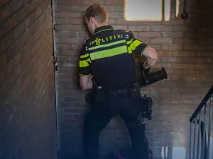 Politie gebruikt stormram om notoire 112-beller op te pakken