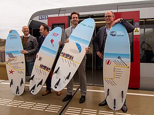 Eerste Metro aan Zee komt aan op strand