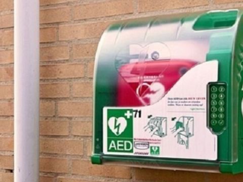 Ondernemersfonds Oostwijk geeft drie AED's aan de wijk