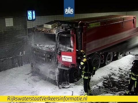 Vrachtwagen in brand in de Beneluxtunnel