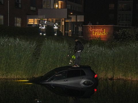 Auto schiet water in bij Drevenpark