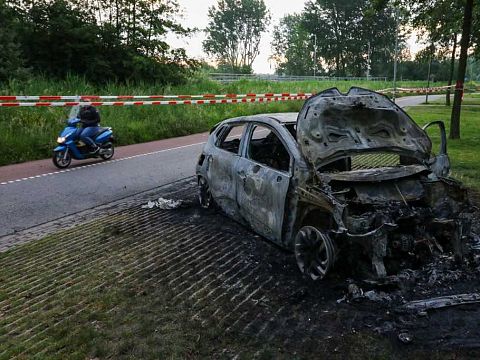 Auto volledig uitgebrand in Vlaardingen