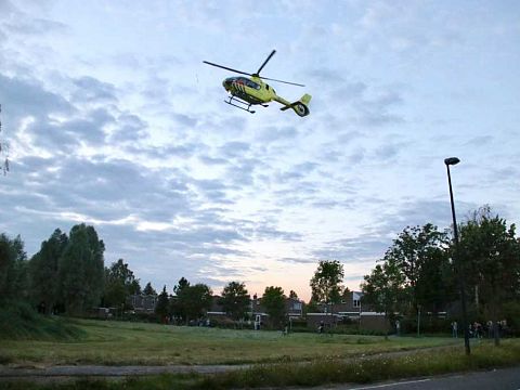 Traumahelikopter landt in de Hoevenbuurt