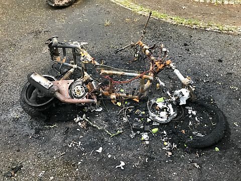 Scooter gaat volledig in vlammen op