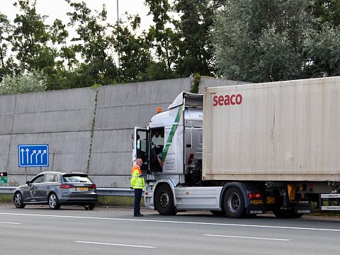 Vrachtwagen en personenauto botsen op de A4