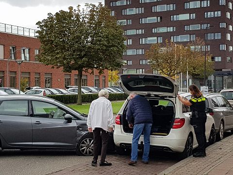 Drie auto's beschadigd bij aanrijding Van Hogendorplaan