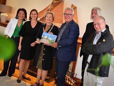 1e exemplaar jubileumboek  Groen van Prinstererlyceum voor burgemeester