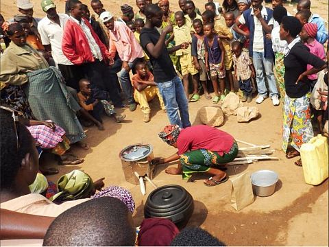 Dijkshoorn Euromovers zorgt voor cook stoves in Rwanda