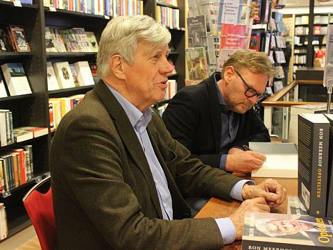 Ivo Opstelten en Ron Meerhof bij boekhandel Pontier