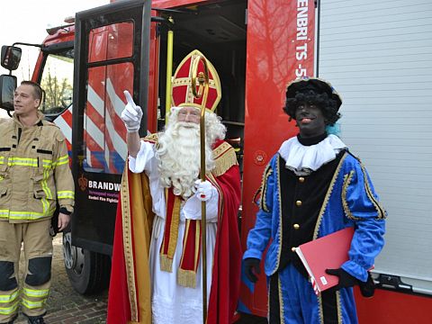 Sinterklaas als de brandweer naar OBS de Singel