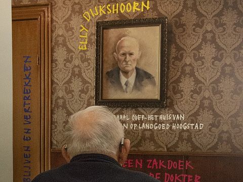 Elly Dijkshoorn leidt rond in Museum Vlaardingen