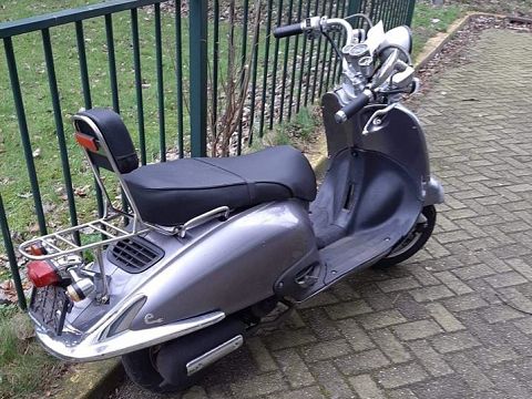 Van wie is deze scooter?