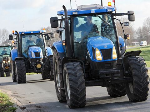 Boeren door Vlaardingen onderweg naar Den Haag