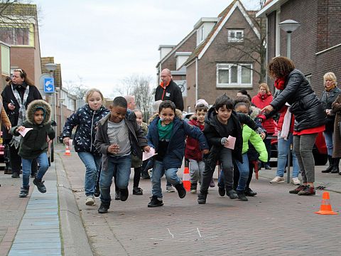 Kinderen IKC Erasmus lopen voor Roparunteam