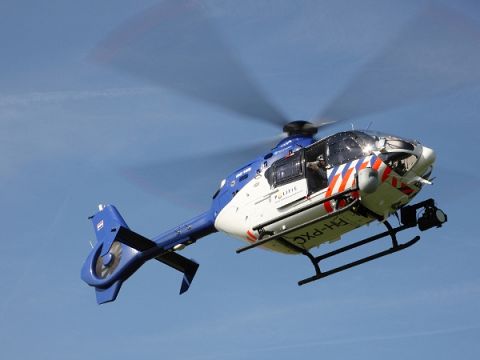Politiehelikopter in de lucht wegens oprollen illegale gokhal