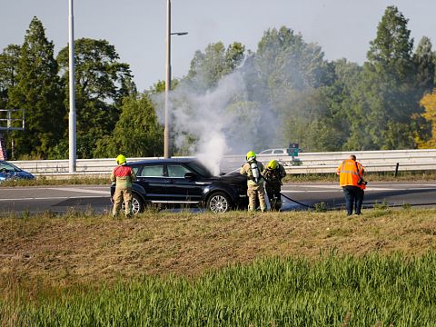 Auto in brand op oprit A4