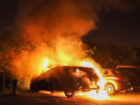 Auto brandt volledig uit op Spalandlaan