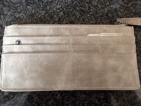 Wie mist deze portemonnee?