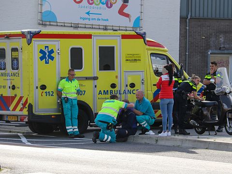 Scooterrijder gewond bij aanrijding Parallelweg