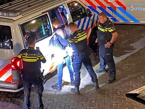 Politie 'tackelt' scooterrijder