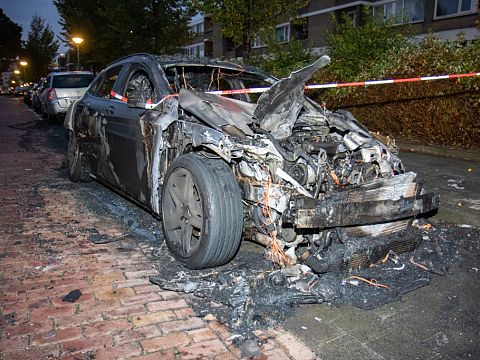 Auto brandt volledig uit op Kraanvogellaan
