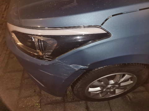 Man rijdt automobiliste aan en scheurt ervandoor