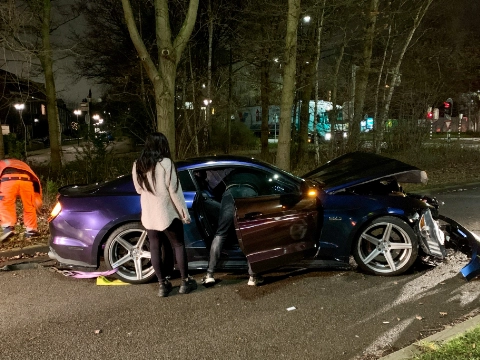 Auto zwaar beschadigd na aanrijding Westlandseweg