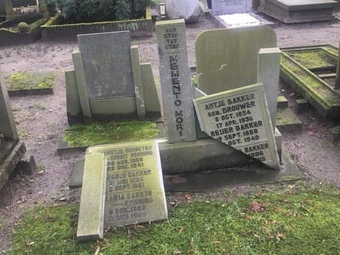 Grafzerken vernield op begraafplaats Emaus