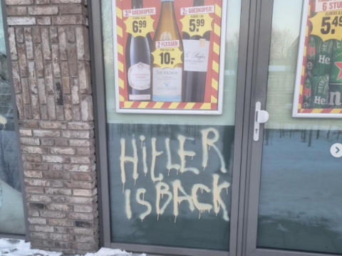 Supermarkt beklad met leuzen en nazisymbolen