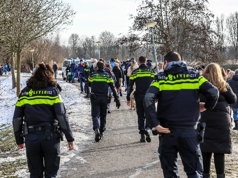Einde schaatsplezier: politie roept mensen van het ijs