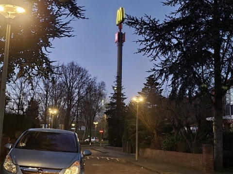 Politie laat milkshakegooier zelf de ramen soppen