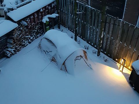 Vlaardingers slapen in een tentje in de sneeuw