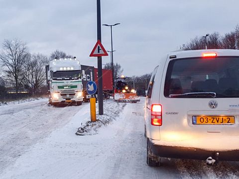 Vrachtwagens vast op besneeuwde wegen in Vlaardingen