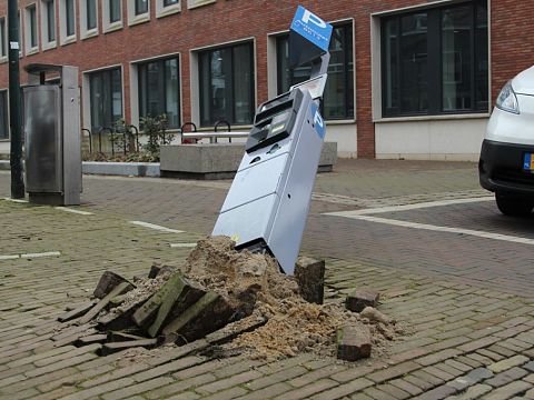 Parkeermeter uit de grond gereden aan de Waalstraat