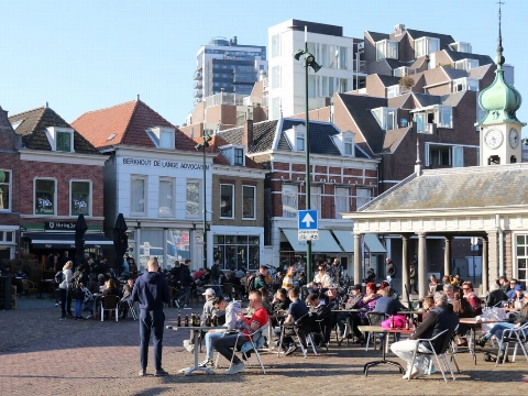 Terrasplezier weer voorbij, handhavers grijpen in