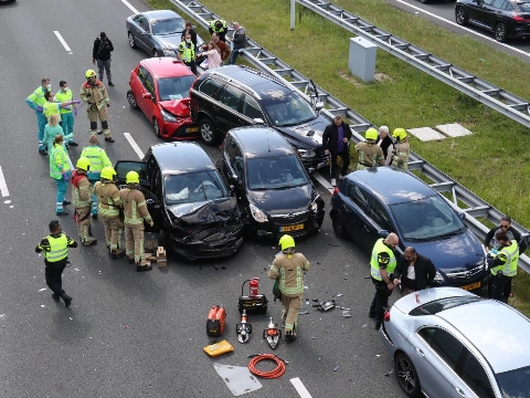 A4 richting Delft afgesloten na aanrijding