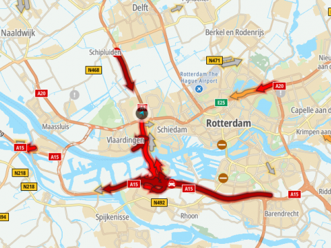 Vrachtwagen met pech voor Beneluxtunnel, tunnelbuis dicht