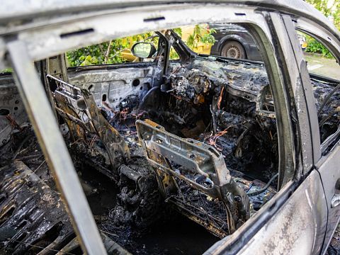 Auto volledig uitgebrand in de Asserstraat