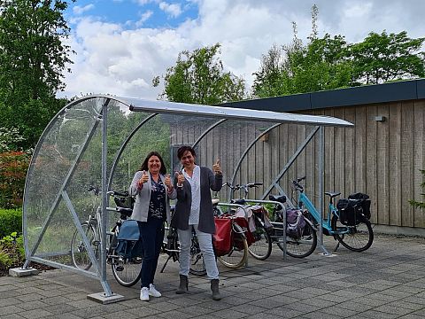 Vrijwilligers hospice de Margriet blij met overdekte fietsenstalling