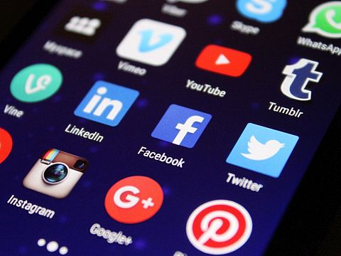 Gedragscode raad moet 'afkraken' op social media stoppen