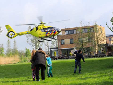Inzet traumahelikopter voor noodgeval in woning