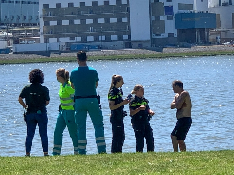 Zwemmer uit Nieuwe Maas gehaald